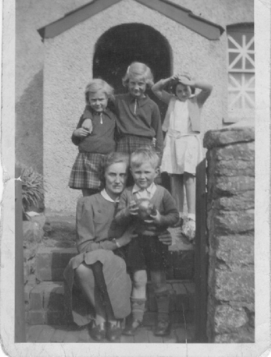Goodwin children with Ivy 